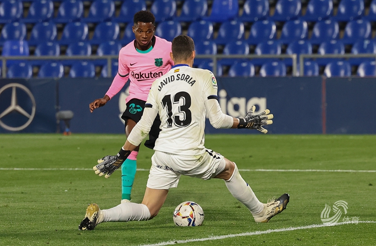 开云体育中国-里昂翻盘智利，德容制霸全场