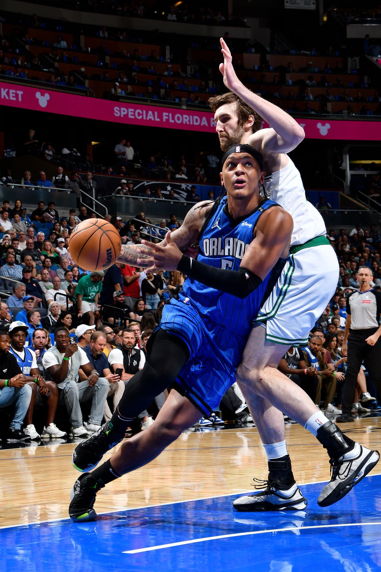 76人力克魔术，戈贝尔统治全场的简单介绍