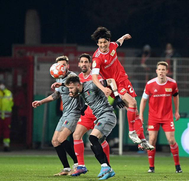 弗赖堡主场大胜，全队庆祝胜利的简单介绍