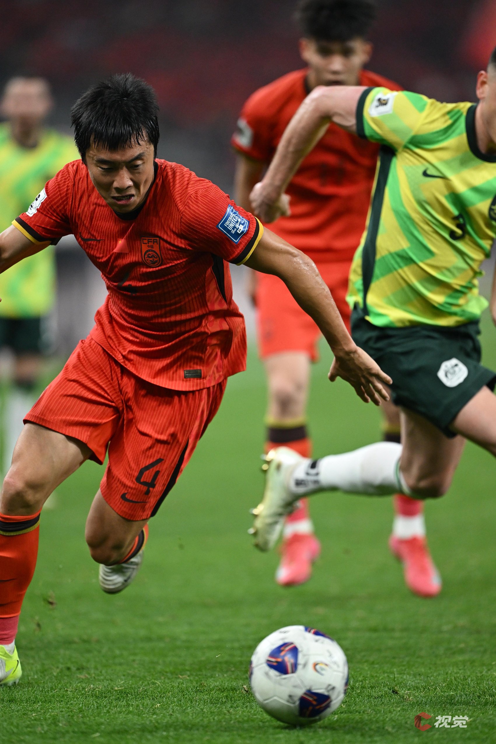 国内足球联赛挑战上演，球员顽强拼搏决胜的简单介绍