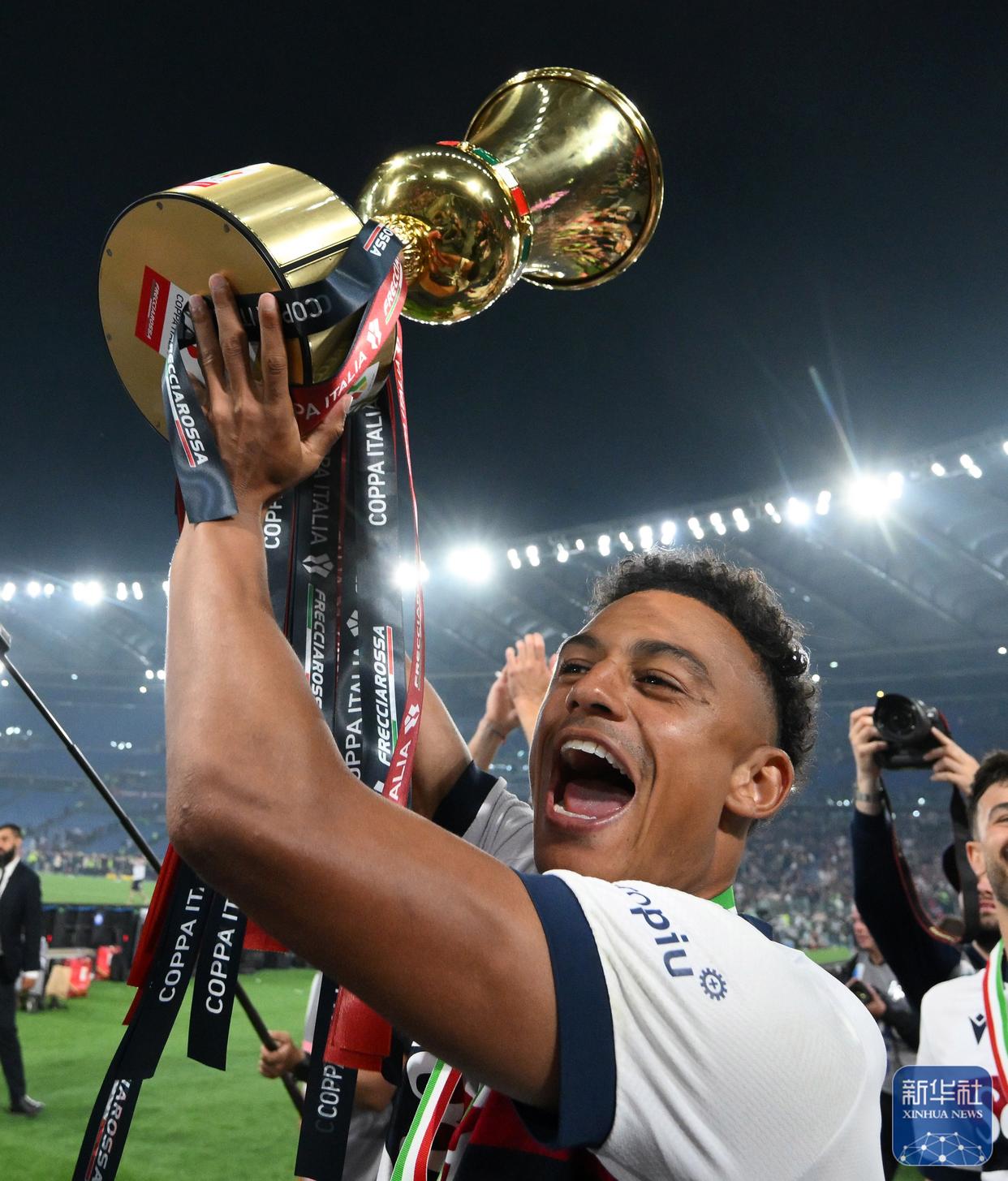 包含意大利队取得意外胜利晋级欧洲锦标赛的词条