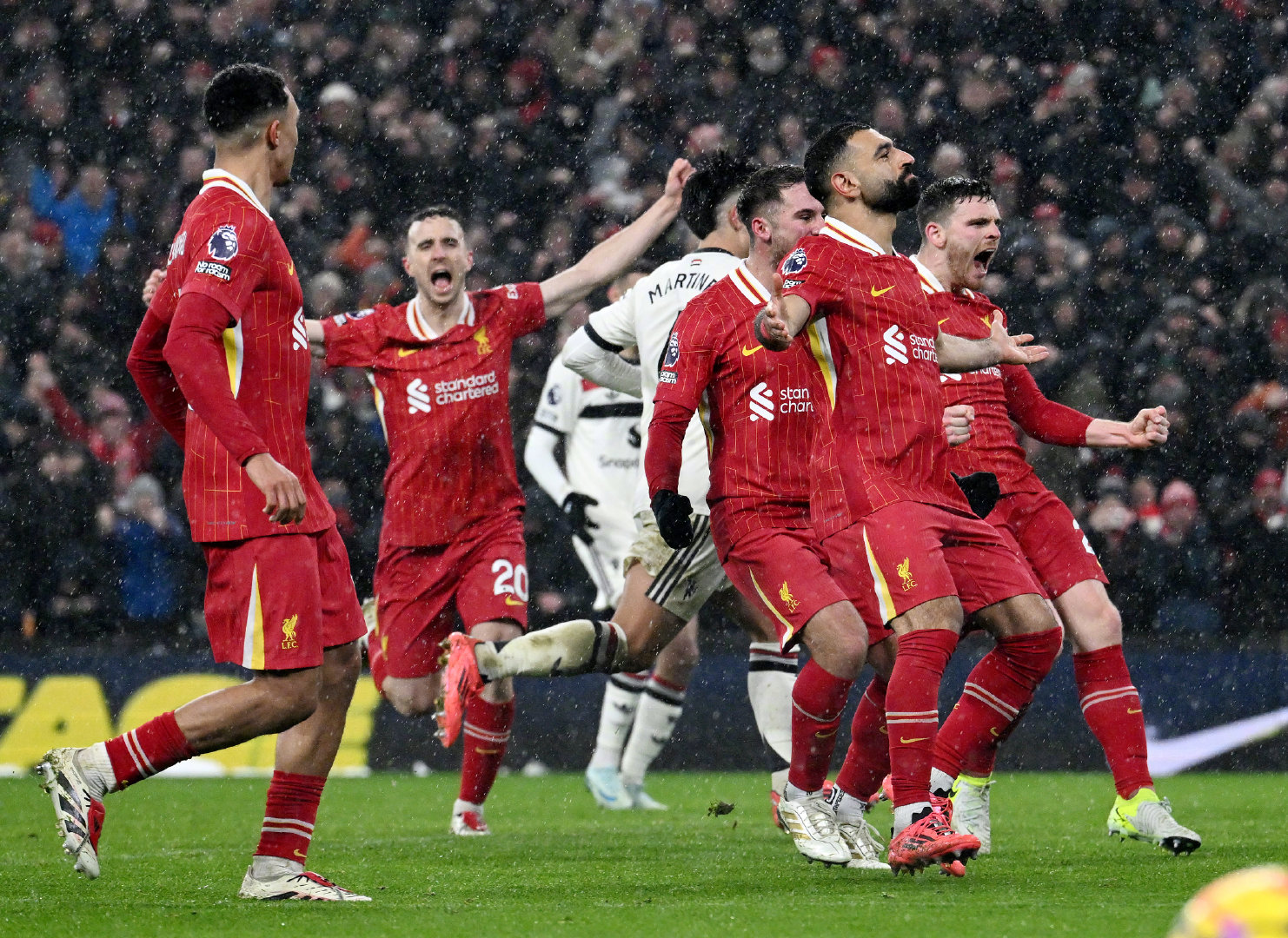 包含曼联客场大胜阿森纳，英超领头羊继续领跑的词条