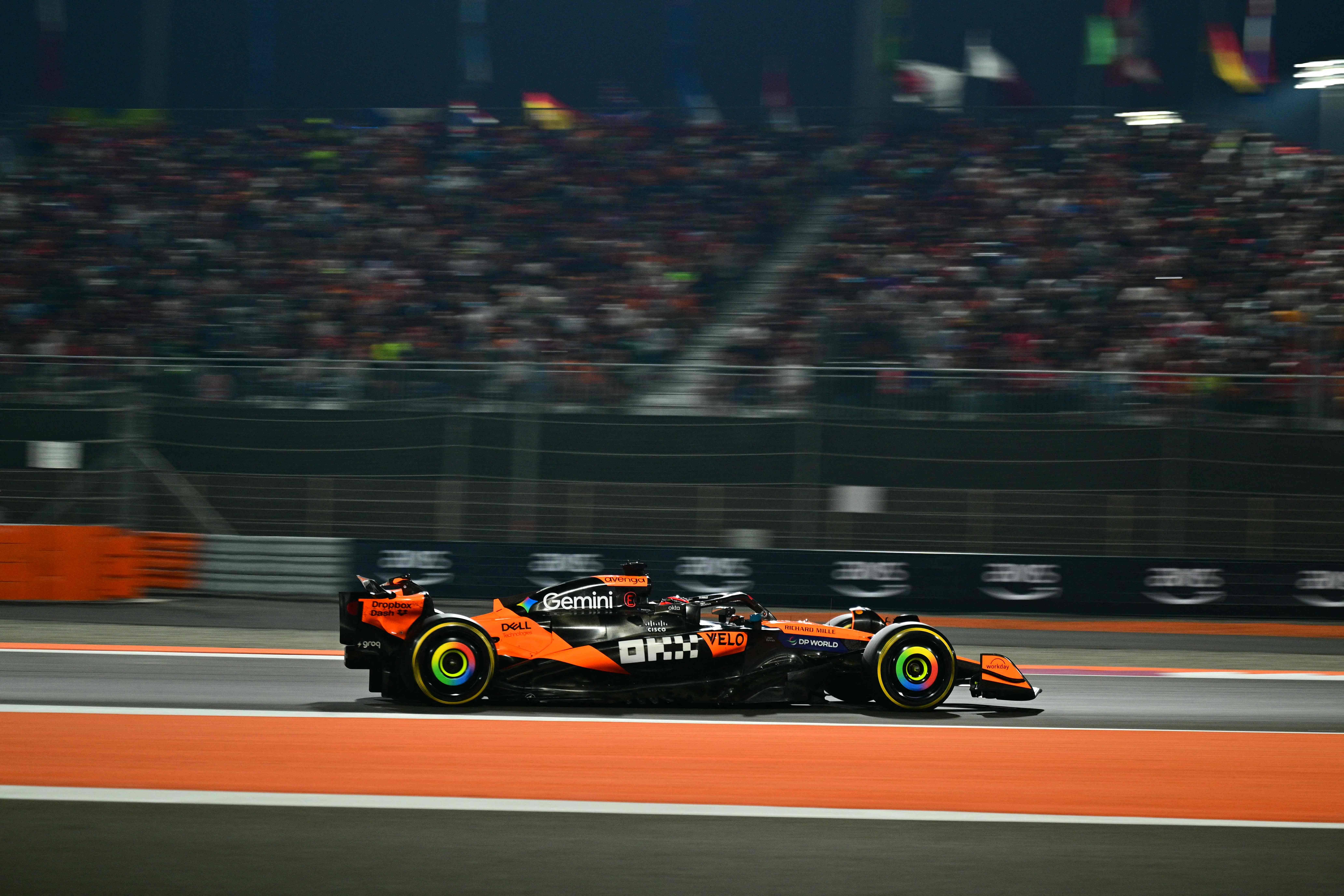 开云体育APP下载-阿斯顿马丁鏖战威廉姆斯，维斯塔潘状态火热的简单介绍